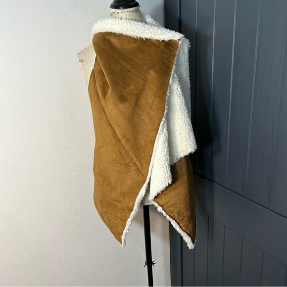 Show Me Your MuMu Sherpa Vest - Picture 3 of 8